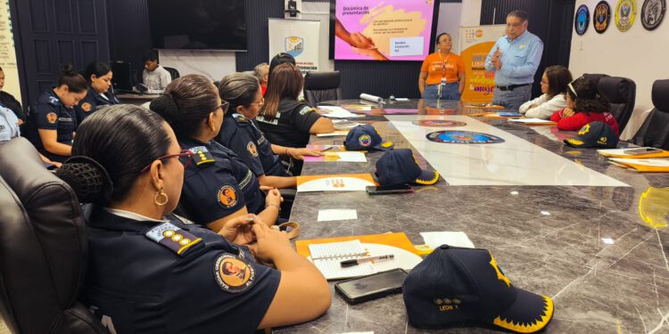 Capacitan a funcionarias de Policía Regional con taller de primeros auxilios psicológicos