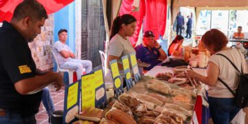 Marabinas califican a los Mercados Populares de la Alcaldía como una alternativa para cuidar el hogar y el bolsillo 13 Marabinas califican a los Mercados Populares de la Alcaldía como una alternativa para cuidar el hogar y el bolsillo