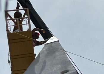 ‎ Instalada nueva punta del Obelisco de la Plaza de la República