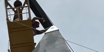‎ Instalada nueva punta del Obelisco de la Plaza de la República