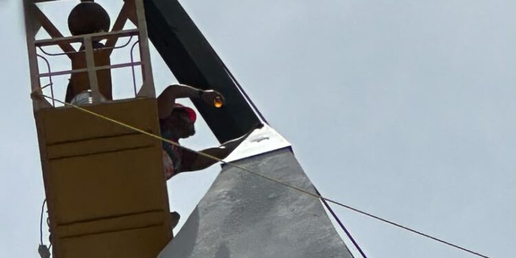  Instalada nueva punta del Obelisco de la Plaza de la República 1 Instalada nueva punta del Obelisco de la Plaza de la República
