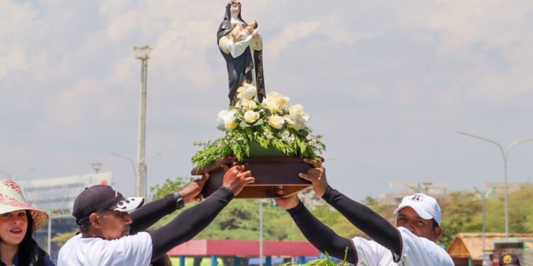 Santa Rosa de Lima volvió a bendecir las aguas del Lago de Maracaibo tras 10 años 1 Santa Rosa de Lima volvió a bendecir las aguas del Lago de Maracaibo tras 10 años