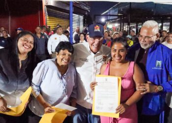 Entregan certificados de bienhechurías a 172 comerciantes de La Curva de Molina