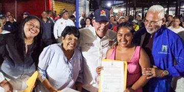 Entregan certificados de bienhechurías a 172 comerciantes de La Curva de Molina
