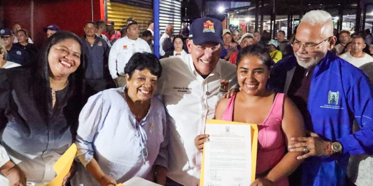 Entregan certificados de bienhechurías a 172 comerciantes de La Curva de Molina