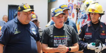Alcalde Di Martino: Afectaciones por lluvias disminuyeron en comparación con meses pasados  (Maracaibo, 20 de septiembre de 2026).- El alcalde de Maracaibo, Giancarlo Di Martino, informó que los entes adscritos a la municipalidad atendieron las situaciones presentadas en el municipio por las intensas precipitaciones registradas la mañana de este domingo.  «La situación en comparación a meses pasados ha disminuido muchísimo en cuanto a las inundaciones. No hay reportes de contingencias en la parroquia Coquivacoa. La única situación que se nos ha presentado fue en el Terminal de Pasajeros, pero fue atendida oportunamente», informó el Jefe del Gobierno municipal.  Al respecto el presidente del IMA, Janner Pérez explicó que lo ocurrido en las adyacencias del Terminal tuvo que ver con el volumen de agua que superó la capacidad del drenaje delantero que descarga hacia el lago, y actuamos con camiones de achique y bajando los niveles de agua. Estamos atendiendo de manera inmediata las afectaciones que se dieron en la parte delantera del Terminal. Solamente en el frente donde está el drenaje, porque la parte trasera e interna del terminal está con total normalidad. Hay que esperar que el agua termine de drenar hacia el lago”.  El alcalde Di Martino señaló que antes del inicio de gestión, las lluvias provocaban verdaderas situaciones de emergencia en diversos puntos de la ciudad, pero que el nivel de afectaciones ha disminuido. Mencionó como ejemplo que este domingo pudieron desarrollarse sin contratiempos actividades como la Ciclovía y la carrera Alkosto Run & Music Fest, que contó con el apoyo logístico de la municipalidad.  «El maratón se dio de una manera extraordinaria, la salida se produjo de forma tardía por la lluvia, pero se dio; el costo comparado a situaciones anteriores se ha minimizado», enfatizó el Mandatario municipal.  Di Martino expresó su agradecimiento a los directores y fuerza laboral de las dependencias adscritas a la Alcaldía, que este domingo se desplegaron en distintos puntos en una nueva jornada especial de ‘Punto y Círculo’, dirigida a reforzar las tareas de recolección de desechos y embellecimiento urbano.  «La lluvia fue bastante fuerte y prolongada; creo de las más extensas que se han presentado. Llovió bastante, pero tuvo la gracia de Dios y de nuestra Virgen de Chiquinquirá de encontrarnos a todos trabajando en la calle, de tal manera que pudimos abordar las situaciones que se presentaron», destacó el Alcalde.  Invitó a los miembros de su Gabinete a mantener este tipo de jornadas especiales de trabajo e instó a los jefes de organismos de gestión de riesgos a estar preparados para actuar ante cualquier eventualidad. «Estos eventos climáticos van a seguir ocurriendo por la próxima llegada del fenómeno ‘El Niño’ al Zulia; está cerquita de nosotros», dijo el Alcalde Di Martino.  Prensa Alcaldía Bolivariana de Maracaibo
