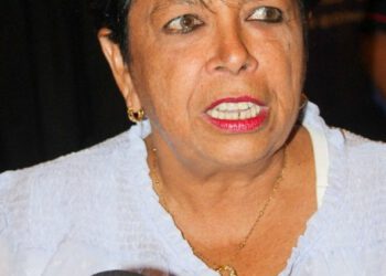 Concejala Judith Colman: “De La Vitrina Turística surgen propuestas para actualizar ordenanza de turismo”  SUMARIO La concejala Judith Colman destacó que el encuentro permitirá integrar a los sectores público, privado y emprendedor en las mesas de trabajo que alimentarán la nueva normativa municipal.  (Maracaibo, 21 de septiembre de 2026).- La 1era Vitrina Turística Maracaibo 2026 no solo representa un espacio para reunir a los actores vinculados a esta actividad, sino también una oportunidad para incorporar sus propuestas a la construcción de una nueva ordenanza de turismo para el municipio.  Así lo destacó Judith Colman, 2da vicepresidenta del Concejo Municipal de Maracaibo y presidenta de la Comisión de Turismo, Emprendimiento, Actividad Productiva y Desarrollo Agrícola y Pesquero, quien resaltó la participación de los diferentes sectores en este proceso. “Es una gran corresponsabilidad con el sector y con el desarrollo económico de nuestro municipio”, expresó Colman, al destacar la importancia de integrar a quienes forman parte de la actividad turística.  La concejala explicó que la Vitrina permitirá generar un espacio de encuentro entre el sector público, privado y emprendedor, en articulación con las instancias vinculadas a las políticas nacionales y regionales. “Esto le va a dar una gran apertura, primero en función de la integración de lo que hoy el sector público, el sector privado, el sector emprendedores y todo totalmente armonizado con el sector nacional, la política rectora que nos la emite el Ejecutivo del Estado”, señaló.  Una Vitrina apoya actualizar ordenanza  Colman destacó que uno de los principales aportes del encuentro será permitir que las voces de los distintos actores sean tomadas en cuenta para definir las bases de la normativa municipal.  “¿Cómo lo vamos a armonizar? En una ordenanza. La ordenanza que hoy viene a ser asumida no solo con la consulta de la Cámara Municipal, sino que la alimentan todos estos sectores que forman parte y que le dan vida, forma y fondo al sector turismo”, explicó.  En este sentido, informó que ya se inició una primera mesa de trabajo con la Dirección de Turismo y Fomutur, ambas adscritas a la Alcaldía Bolivariana de Maracaibo, mientras se tiene previsto continuar la articulación con otros organismos y actores del sector.  “Entonces, desde hoy estamos en esta primera mesa de trabajo con la Directora de Turismo, con la presidenta de Fomutur, desde lo que es la municipalidad. Luego vamos al Inatur, que lo tenemos el próximo domingo; venimos con una agenda o un cronograma que viene a ser alimentado también por lo que el viernes y sábado vamos a seguir consolidando con todos los actores”, detalló.  La presidenta de la Comisión de Turismo de la Cámara Municipal resaltó que las propuestas surgidas durante estos encuentros serán fundamentales para darle forma a la ordenanza.  “Porque el tema de las ordenanzas no solo es lo que propongamos, sino cómo lo alimentamos, y estas consultas populares te dan elementos para poder garantizar y que ya podamos tener una ordenanza totalmente alineada con las 7T, con los trece motores y, sobre todo, con la política que se lleva desde el Ejecutivo Municipal”, manifestó.  Inclusión de nuevos actores  Para Colman, otro de los aspectos fundamentales que debe aportar la Vitrina es la incorporación de sectores que no siempre han tenido visibilidad dentro de la actividad turística.   “La inclusión, la participación, porque hay muchos actores que aún no han sido visibilizados por muchas razones, a veces falta de conocimiento o falta de tener la oportunidad”, afirmó.  En ese sentido, destacó la concejala Colman el papel que cumple el alcalde Giancarlo Di Martino al impulsar propuestas como la Vitrina, que sirvan como punto de encuentro para ampliar esa participación.   “En este momento esta vitrina da una apertura, y sobre todo en la política pública que se viene ejecutando desde la Alcaldía de Maracaibo”, expresó la concejala.  Asimismo, señaló que desde la Dirección de Desarrollo Económico se está dando amplitud a la incorporación de nuevos actores a la actividad productiva. Finalmente, Colman señaló que los aportes recogidos durante este proceso deberán quedar reflejados en la nueva normativa municipal.  “Entonces, de verdad que hay todos estos elementos que deben ser incorporados, que deben ser visibilizados en esta ordenanza para que rija y que verdaderamente podamos seguir consolidando a Maracaibo como la primera ciudad de Venezuela”, concluyó.