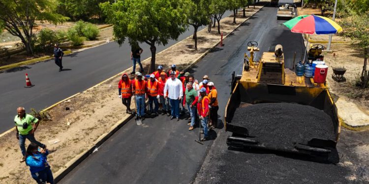 Gobernador Caldera supervisa inicio del Plan de Asfaltado en 4 kilómetros entre Maracaibo y San Francisco 1 Gobernador Caldera supervisa inicio del Plan de Asfaltado en 4 kilómetros entre Maracaibo y San Francisco