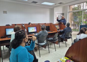 Impulsan alfabetización tecnológica de adultos mayores a través de la Casa del Abuelo