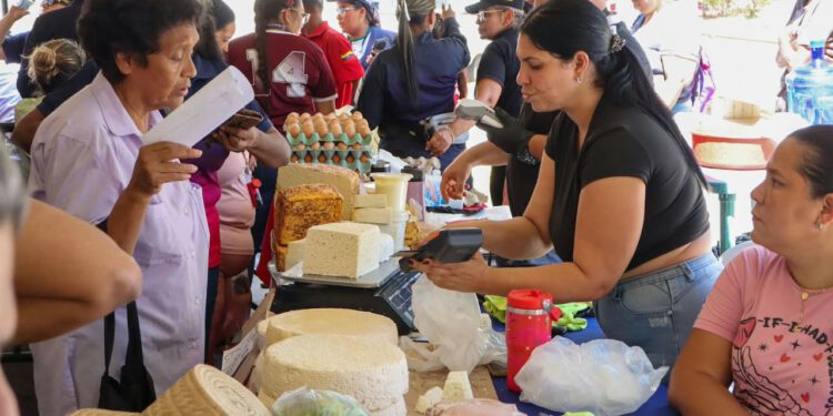 Alcaldía de Maracaibo ofreció jornada de mercado popular y atención médica a sus trabajadores y comunidad 1 Alcaldía de Maracaibo ofreció jornada de mercado popular y atención médica a sus trabajadores y comunidad