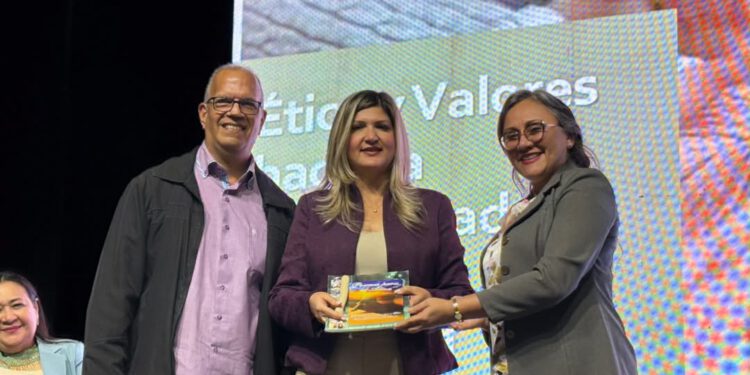 Primera dama del Zulia, Roselyn López de Caldera, conmemora a los adultos mayores en su día