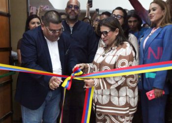 Expo Petróleo, Turismo y Gas impulsa las inversiones y el desarrollo integral de Monagas ​ La jornada de este domingo 4 de octubre incluye presentaciones musicales y la entrega del Premio a la Excelencia del Chaima de Oro.    Con el tradicional corte de cinta, quedó oficialmente inaugurada la Expo Petróleo, Turismo y Gas, un encuentro clave diseñado para impulsar las oportunidades de negocio, la captación de inversiones y el desarrollo económico integral del estado Monagas y de Venezuela. ​El evento se consolida como un espacio estratégico de intercambio comercial y diplomático, al reunir a autoridades regionales y nacionales, grandes marcas del sector productivo y delegaciones internacionales destacadas.  Entre los invitados especiales resalta la presencia de la  embajadora de Surinam, Geordette García, quien junto a los diputados de la Asamblea Nacional de la Comisión Permanente de Economía, Finanzas y Desarrollo Nacional recorrió este sábado los espacios de la Expo Petróleo Turismo y Gas 2026.    ​Ejes principales del encuentro: ​Exposición comercial: Un área dedicada a la exhibición de avances, productos y servicios de empresas pertenecientes a los sectores petrolero, gasífero, turístico e industrial. ​Ciclo de conferencias y ponencias: Un programa de intervenciones a cargo de líderes empresariales y representantes institucionales para abordar los desafíos y oportunidades del mercado. ​Ruedas de negocios y networking: Espacios de networking orientados a la firma de alianzas estratégicas que fortalezcan el tejido económico regional. ​ Aldimiro González, vicepresidente de la Cámara de Comercio de Sur América (Camesura), destacó que con la realización de esta expo, Monagas visualiza el crecimiento sostenible, la competitividad y el futuro productivo de la región. «Estamos recibiendo hoy 70 empresas nacionales, internacionales, dándole el respaldo a todo lo que es la apertura económica de nuestro país, de nuestra nación. Y estamos pues a través de Camesura haciendo ese engranaje y creando alianzas perfectas para el renacer de nuestra economía y de nuestra patria», resaltó.  Destacó además que, como parte de la programación se desarrollan 17 ponencias en distintas áreas, en el ámbito tributario, en el ámbito jurídico. Apoyando a los emprendedores y empresarios con información sobre la nueva era tecnológica y el uso de las criptomonedas para que se familiaricen un poco más con esos temas. Asimismo, a lo largo del día se generan las ruedas de negocio con más de estas 70 empresas participantes.   Jornada dominical   En la jornada de este domingo 4 de octubre, la programación artística comienza a las 3:00 de la tarde con la gran Gala con los medios de la Organización Miss Oriental de Venezuela.  Luego, a las 5 PM sube al escenario la cantante Corina Reyes, con un concierto antesala a la entrega del Premio a la Excelencia, celebrando la XXVII Edición del Chaima de Oro.  El show musical incluye la presentación de Cacao Banda Show, Luperón Banda Show y la presentación especial de Eduardo Castro (exvocalista de Los Excelentes).