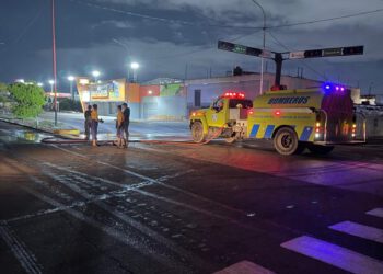 Bomberos de Maracaibo atendieron solicitudes de árboles caídos y estructuras afectadas por las lluvias y fuertes vientos