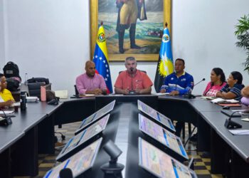 Gobernador Luis Caldera sostiene gabinete territorial comunal con voceros de Cabimas