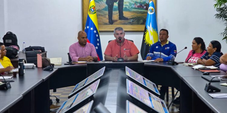 Gobernador Luis Caldera sostiene gabinete territorial comunal con voceros de Cabimas